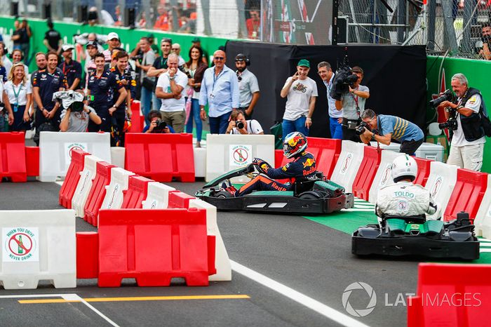 Daniel Ricciardo, Red Bull Racing, corre contra el futbolista Francesco Toldo en kart