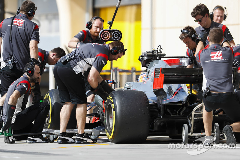Romain Grosjean, Haas F1 Team VF-17, pit stop