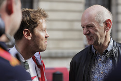 Sebastian Vettel, Ferrari, Adrian Newey, director técnico, Red Bull Racing