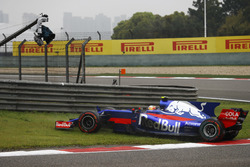Carlos Sainz Jr., Scuderia Toro Rosso STR12, part en tête-à-queue au départ