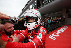 Sebastian Vettel, Ferrari fête sa deuxième place dans le Parc Fermé avec son équipe