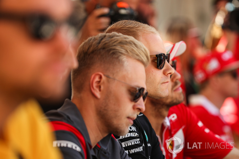 Valtteri Bottas, Mercedes AMG F1 lors d'une session d'autographes