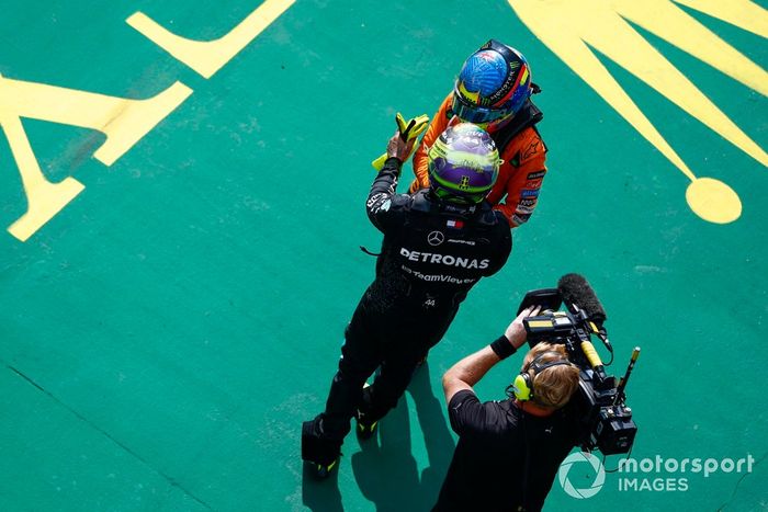 Lewis Hamilton, Mercedes-AMG F1 Team, 3ª posición, felicita a Oscar Piastri, McLaren F1 Team, 1ª posición, en Parc Ferme