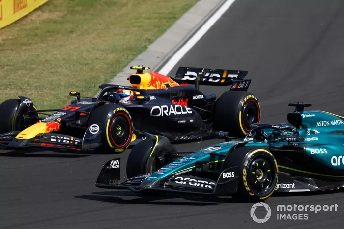 Sergio Pérez, Red Bull Racing RB20, lucha con Lance Stroll, Aston Martin AMR24