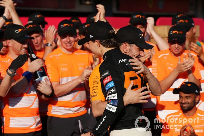 Oscar Piastri, McLaren F1 Team, 1ª posición, celebra con Andrea Stella, Team Principal, McLaren F1 Team, su equipo después de la carrera.