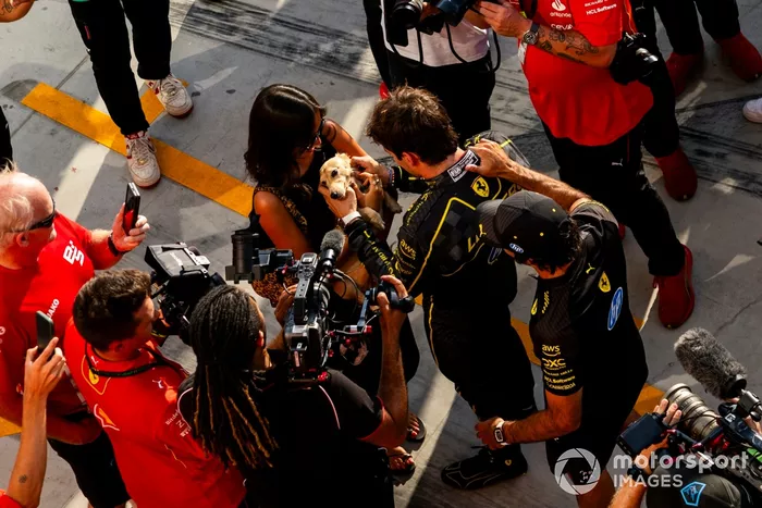 Charles Leclerc, Scuderia Ferrari, 1ª posición, lo celebra con su novia Alexandra Saint Mleux y su perro, Leo.