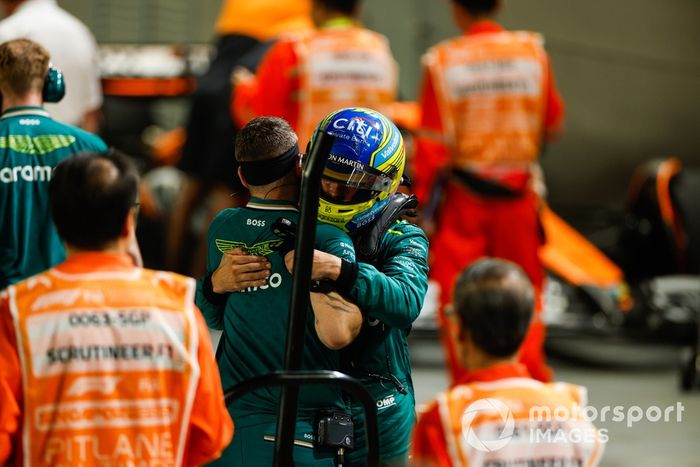 Fernando Alonso, Aston Martin F1 Team, celebra con un compañero de equipo en Parc Ferme tras la clasificación