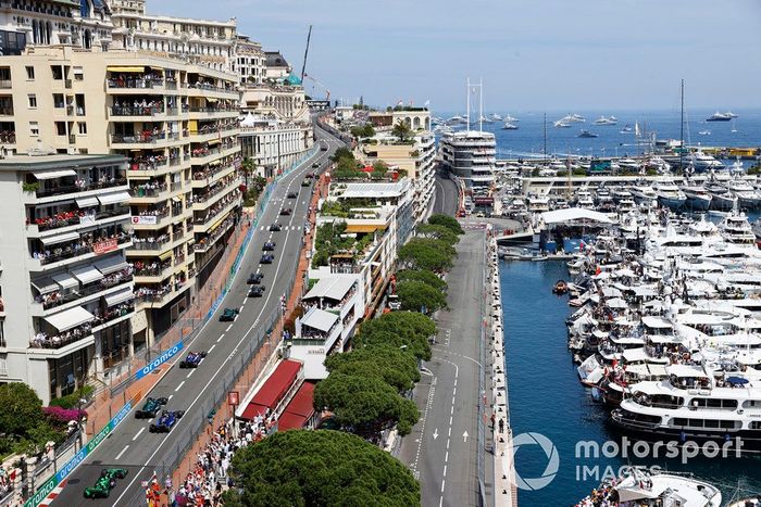 Charles Leclerc, Ferrari SF-24, Oscar Piastri, McLaren MCL38, Carlos Sainz, Ferrari SF-24, Lando Norris, McLaren MCL38, el resto de los participantes en la salida.