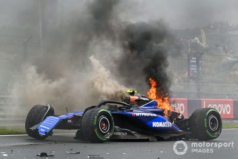 El coche de Logan Sargeant, Williams FW46, arde tras un accidente en la FP3