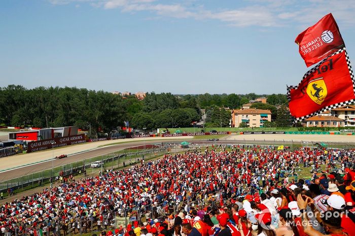Carlos Sainz, Ferrari SF-24, Pierre Gasly, Alpine A524