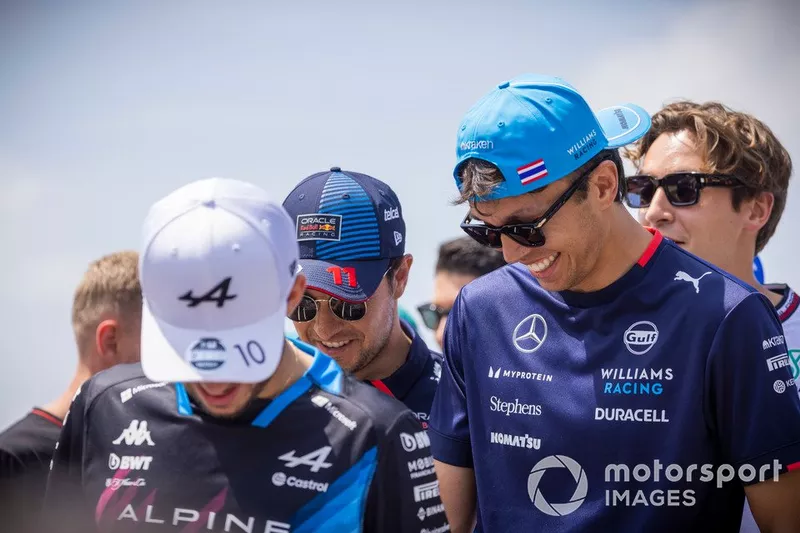 Alex Albon, Williams Racing, Sergio Perez, Red Bull Racing, au défilé des pilotes