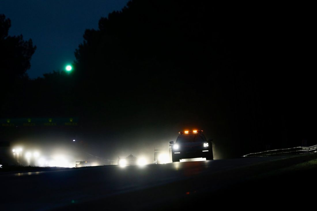 Coche de seguridad en pista