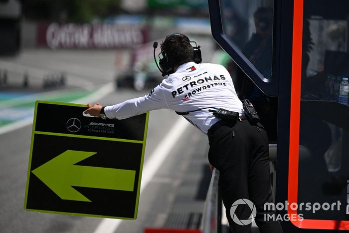 Un miembro del equipo Mercedes AMG en boxes 