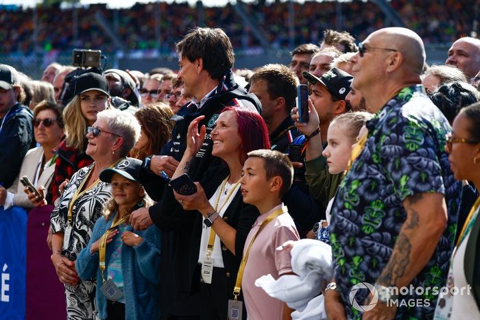 Amigos, familiares y compañeros de equipo reunidos para animar a Lewis Hamilton, equipo Mercedes-AMG F1, 1ª posición, en el podio.