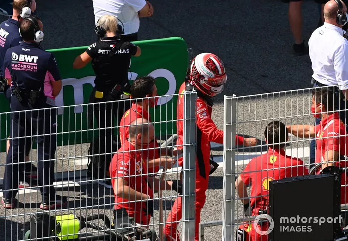 Charles Leclerc, Ferrari, con los mecánicos de Ferrari después de la calificación