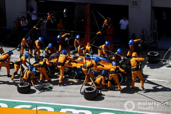 Lando Norris, McLaren MCL35 pit stop 