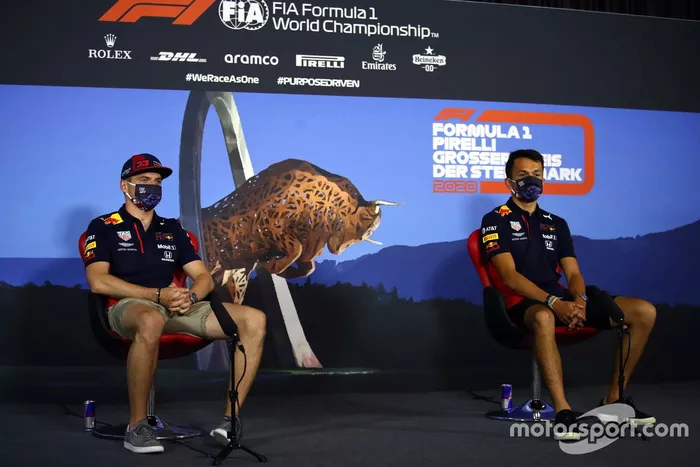 Max Verstappen, Red Bull Racing y Alexander Albon, Red Bull Racing en la conferencia de prensa