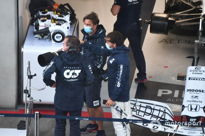 Pierre Gasly, AlphaTauri, espera durante la FP3 cancelada