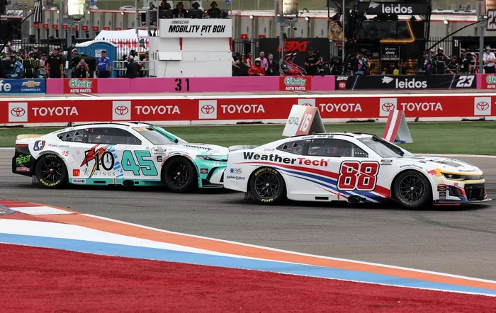Shane van Gisbergen, Trackhouse Racing Chevrolet, Tyler Reddick, 23XI Racing Toyota