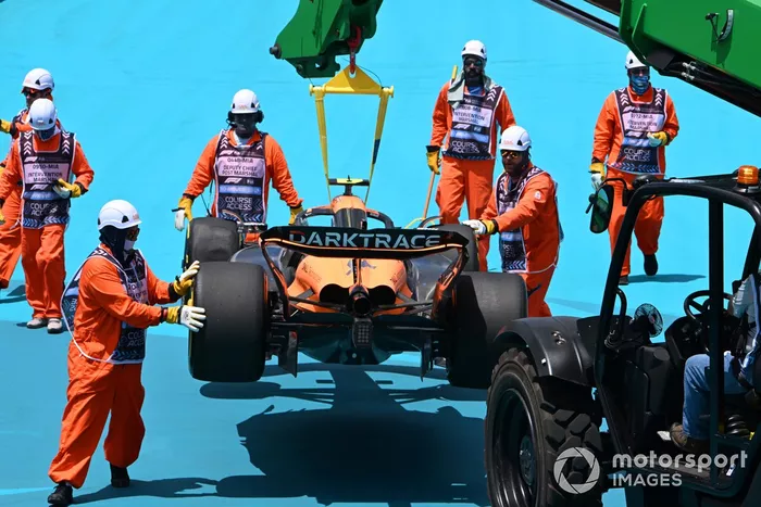 Los comisarios retiran del circuito el coche dañado de Lando Norris, McLaren MCL38