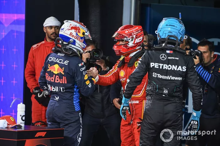 Max Verstappen, Red Bull Racing, est félicité par Charles Leclerc, Ferrari SF-24, au Parc Ferme après les qualifications.
