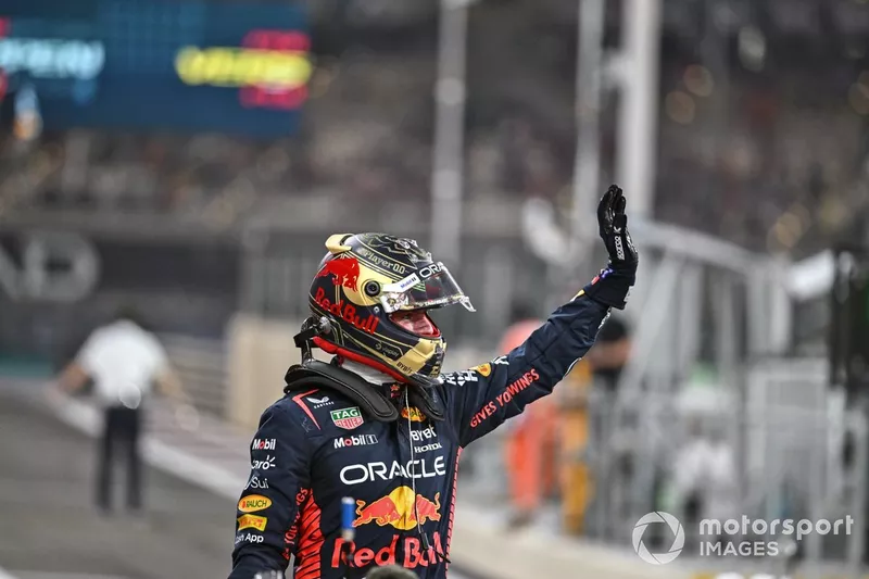 Il poleman Max Verstappen, Red Bull Racing, festeggia in parco chiuso 