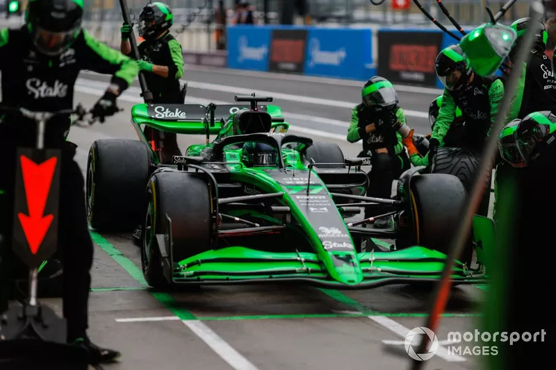 Valtteri Bottas, Kick Sauber C44, nella corsia dei box