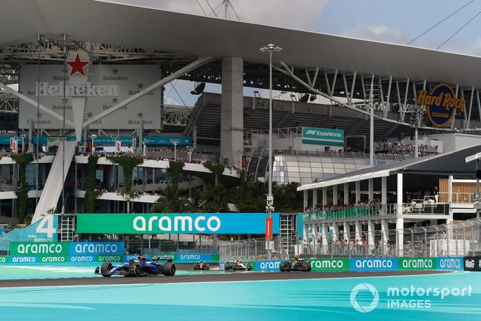 Alex Albon, Williams FW45, Lewis Hamilton, Mercedes F1 W14, Yuki Tsunoda, AlphaTauri AT04