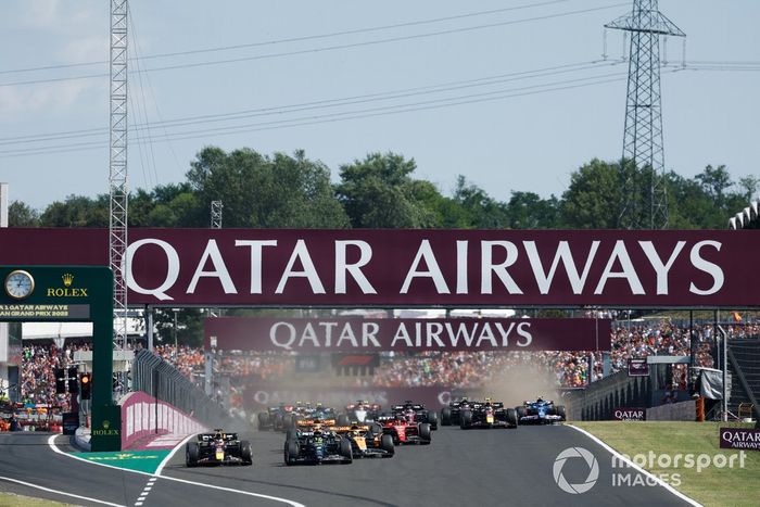 Lewis Hamilton, Mercedes F1 W14, Max Verstappen, Red Bull Racing RB19, Lando Norris, McLaren MCL60, Oscar Piastri, McLaren MCL60, Charles Leclerc, Ferrari SF-23, el resto de la parrilla en la salida.