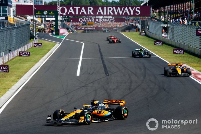 Oscar Piastri, McLaren MCL60, Lando Norris, McLaren MCL60, Lewis Hamilton, Mercedes F1 W14