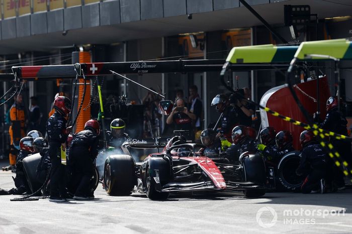 Valtteri Bottas, Alfa Romeo C43, hace una parada en boxes