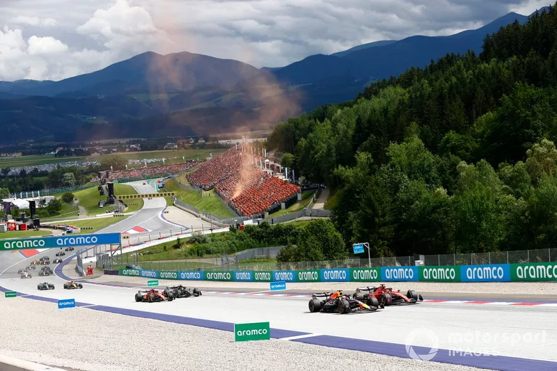 Max Verstappen, Red Bull Racing RB19, Charles Leclerc, Ferrari SF-23, Carlos Sainz, Ferrari SF-23, Lewis Hamilton, Mercedes F1 W14, il resto dello schieramento