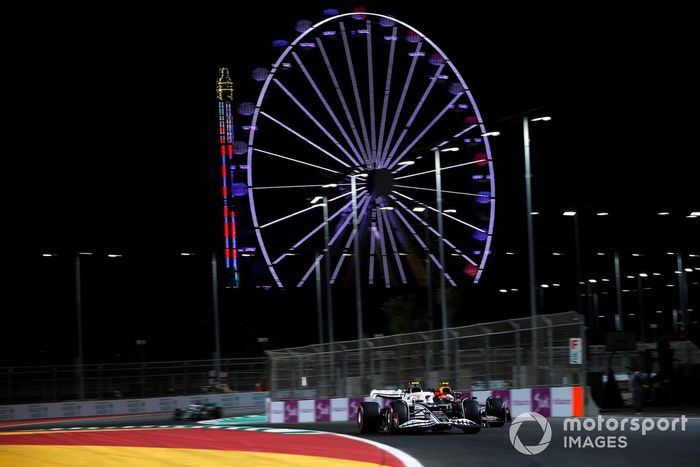 Yuki Tsunoda, AlphaTauri AT03, Sergio Pérez, Red Bull Racing RB18, George Russell, Mercedes W13