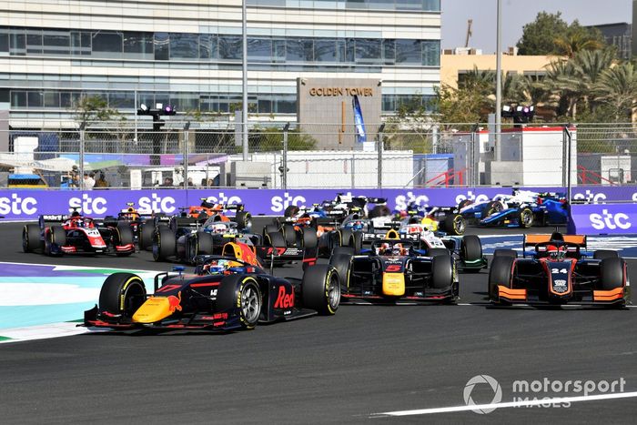 Ayumu Iwasa, Dams, lidera por delante de Liam Lawson, Carlin, y Jake Hughes, Van Amersfoort Racing