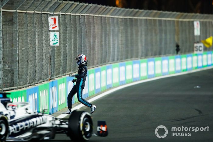 Nicholas Latifi, Williams FW44, se retira tras golpear el muro. Pierre Gasly, AlphaTauri AT03, se acerca a la escena