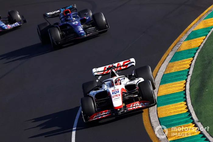 Kevin Magnussen, Haas VF-22, Alex Albon, Williams FW44