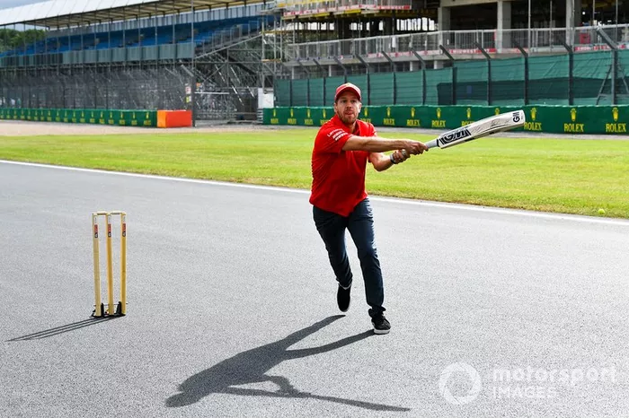 Sebastian Vettel, Ferrari, jugando a cricket 