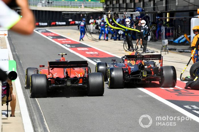 Charles Leclerc, Ferrari SF90 e Max Verstappen, Red Bull Racing, ruota a ruota in pit lane