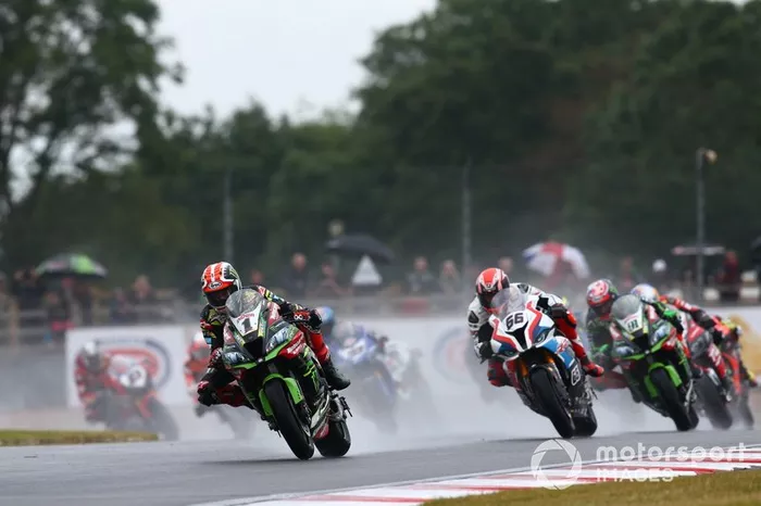Jonathan Rea, Kawasaki Racing Team, al comando alla partenza