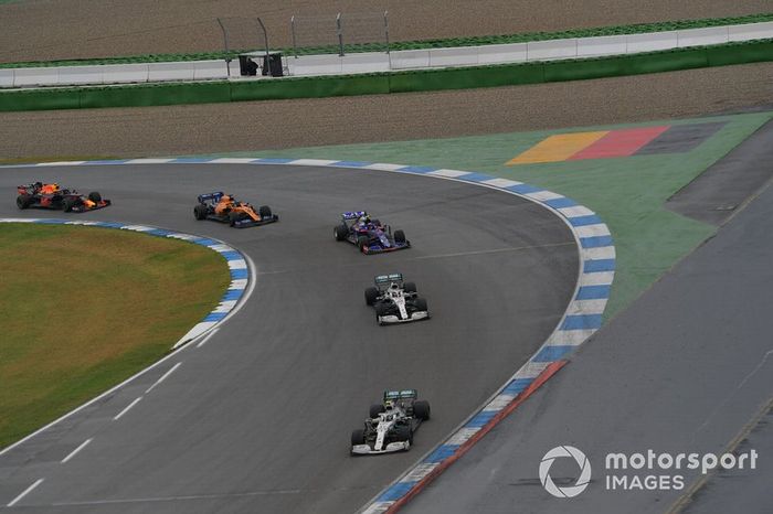 Valtteri Bottas, Mercedes AMG W10, lidera Lewis Hamilton, Mercedes AMG F1 W10, Alexander Albon, Toro Rosso STR14, Carlos Sainz Jr, McLaren MCL34, y Pierre Gasly, Red Bull Racing RB15