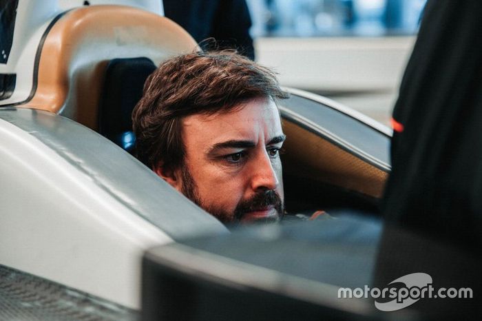 Ajuste del asiento de Fernando Alonso para Indy 500