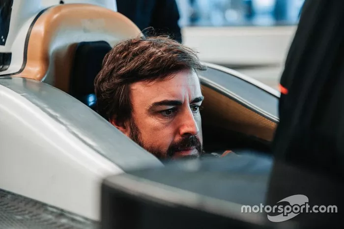 Fernando Alonso prova il sedile per la Indy 500