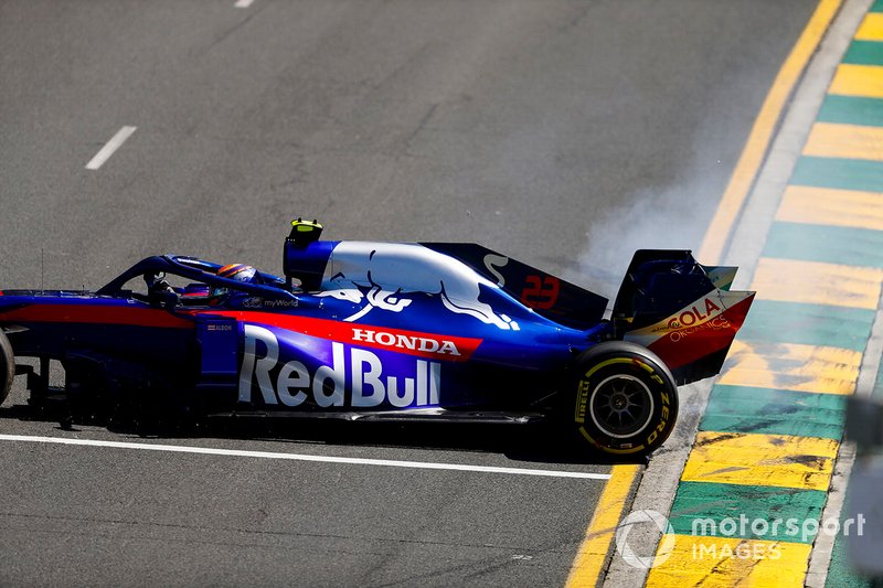 Alexander Albon, Toro Rosso STR14, va in testacoda
