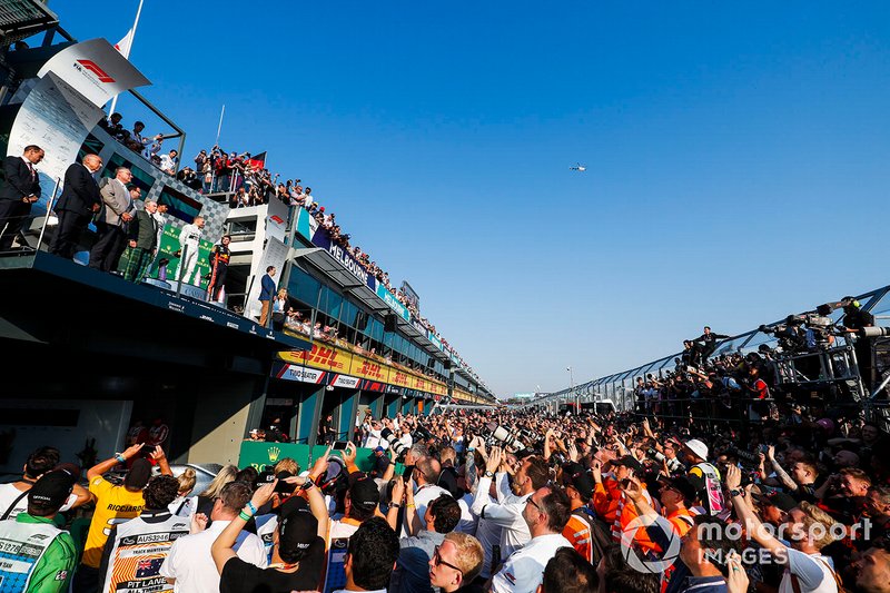Le vainqueur Valtteri Bottas, Mercedes AMG F1, Lewis Hamilton, Mercedes AMG F1 et Max Verstappen, Red Bull Racing sur le podium
