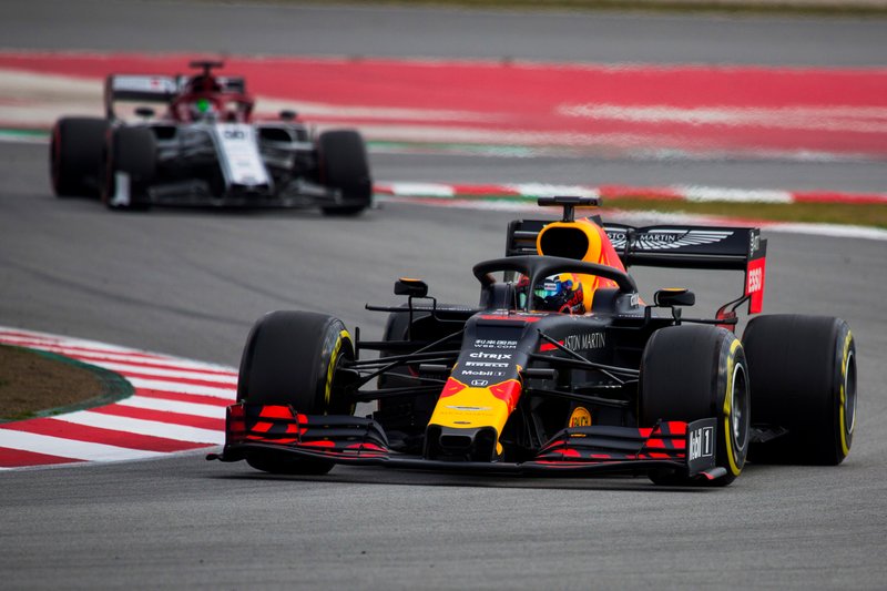 Pierre Gasly, Red Bull Racing RB15, precede Antonio Giovinazzi, Alfa Romeo Racing C38