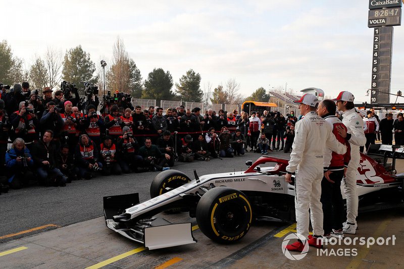 Antonio Giovinazzi, Alfa Romeo Racing, Frederic Vasseur, Alfa Romeo Racing, Teambaas en Kimi Raikkonen, Alfa Romeo Racing met de nieuwe Alfa Romeo C38