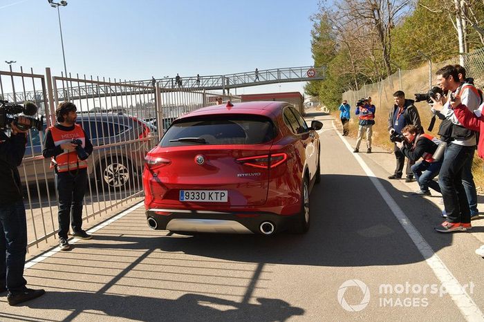 El Alfa Romeo Stelvio sale del Centro Médico