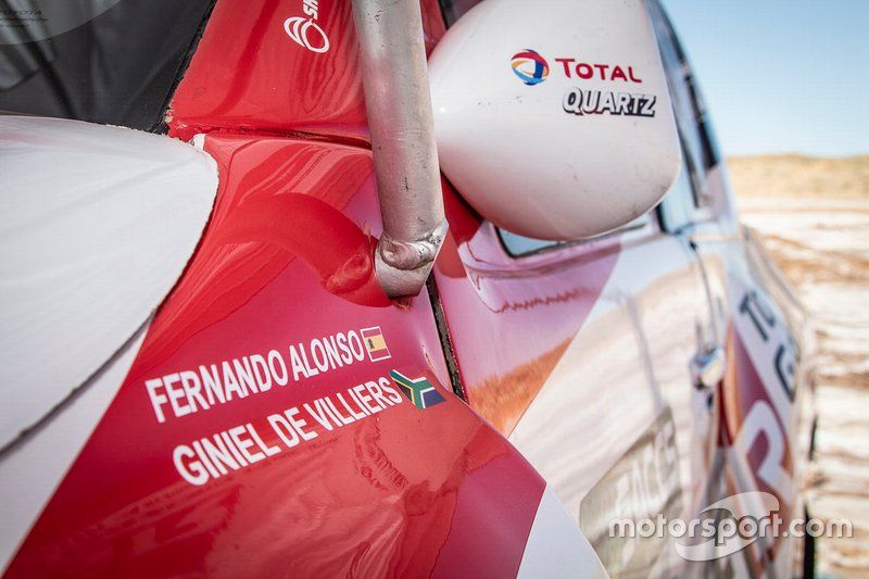 301# Toyota Gazoo Racing Toyota Hilux: Fernando Alonso, Giniel de Villiers, logo detail
