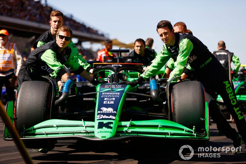Os mecânicos empurram Valtteri Bottas, Stake F1 Team KICK Sauber C44, para a sua posição na grelha de partida