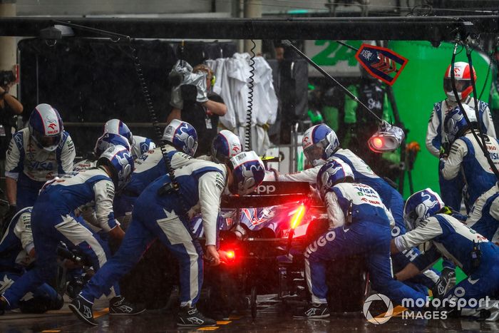Yuki Tsunoda, RB F1 Team VCARB 01, hace una parada en boxes
